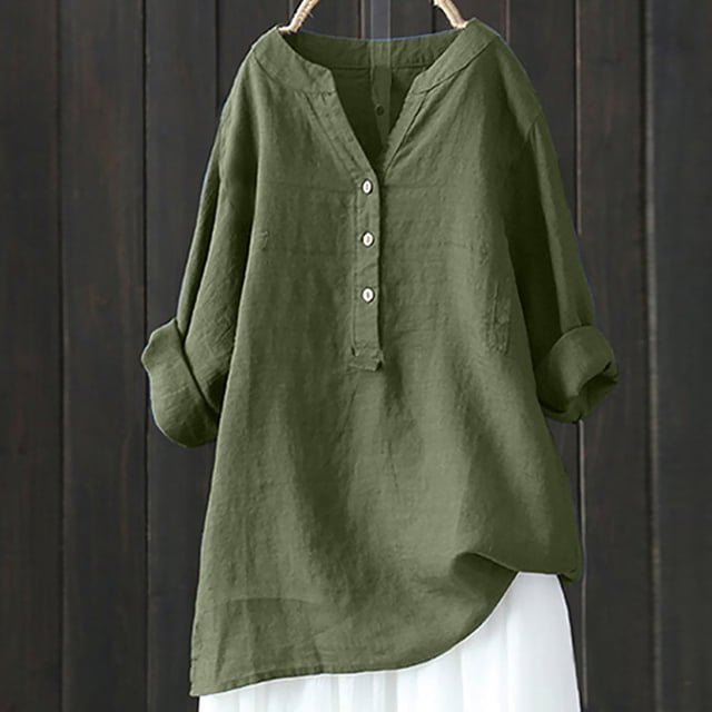 Pisexur Hauts en Coton pour Femmes Grande Taille, T-Shirts Unis Surdimensionnés, T-Shirts Amples à Demi-Manches, Tunique à Col en V à Blocs de Couleur. l'Image Montre une Tunique Ample, Vert olive, Faite d'Un Mélange de Coton et de Lin, avec un Col en V, des Détails de Boutons et des Manches 3/4 Roulables. le Haut Est Présenté sur un Cintre sur un Fond en Bois Foncé, Mettant en Valeur Son Tissu Léger et Respirant. Convient pour un Style Décontracté, au Travail Ou pour les Vacances au Printemps, en Été et en Automne.