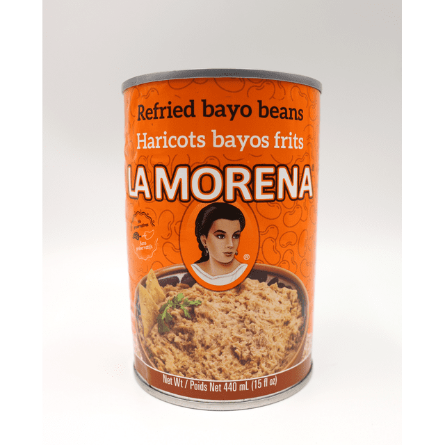 Boîte de Haricots bayo Frits par la Morena avec une Étiquette orange Présentant le Nom de la Marque, Texte Bilingue Anglais et Français, et un Bol de Haricots Frits Garnis de Coriandre et de Croustilles de tortilla, Poids net 440 ml (15 fl oz).