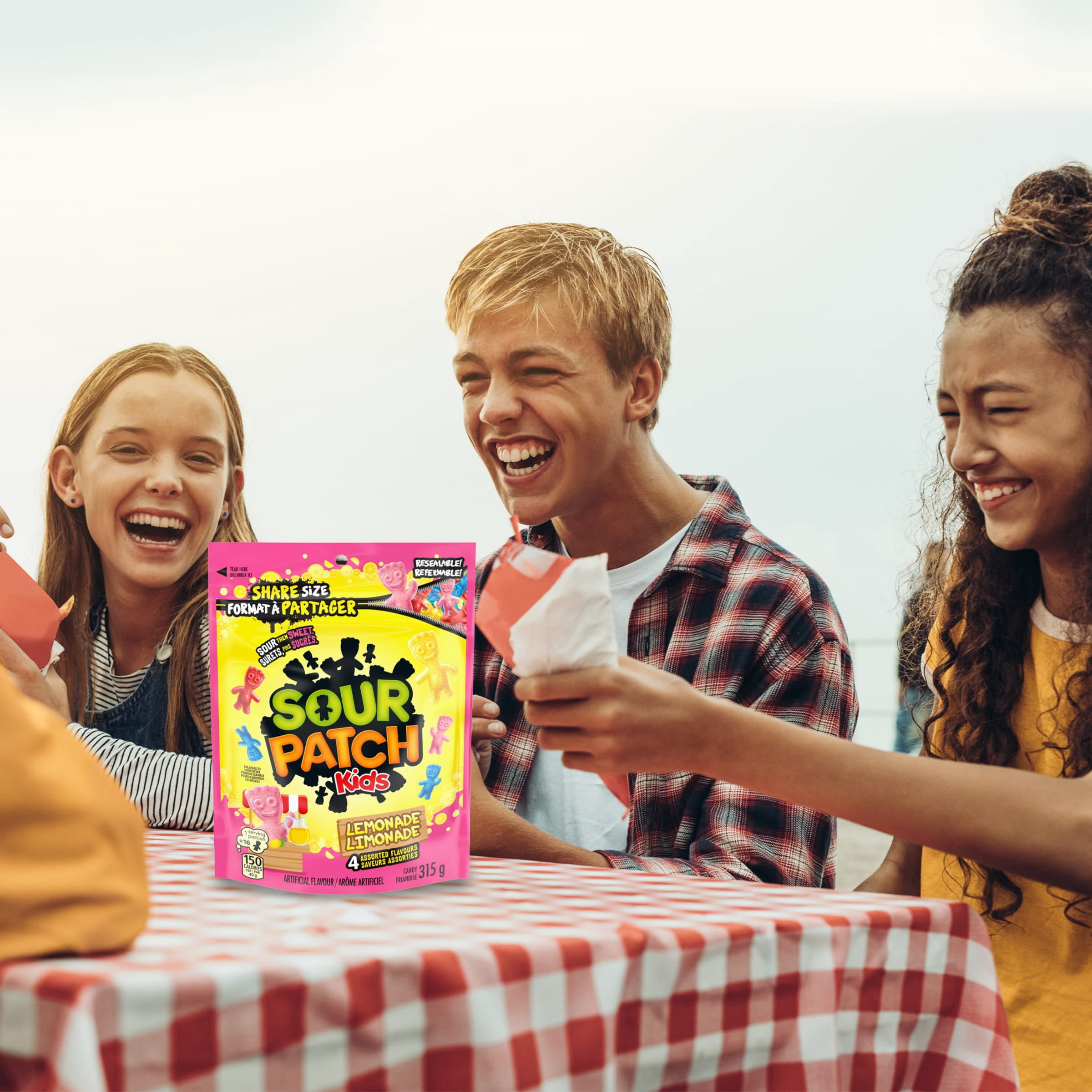 Friandises SOUR PATCH KIDS à saveur de limonade, surets, puis sucrés