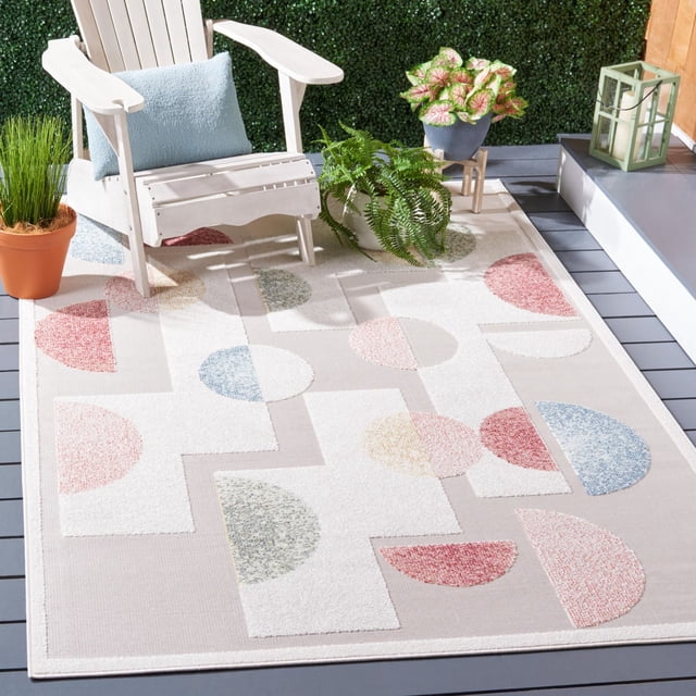 SAFAVIEH Sarasota Toria Tapis Géométrique Intérieur/extérieur avec une base beige et des Formes Géométriques Multicolores en Rouge, Bleu, Vert et Jaune. Fabriqué à Partir de Fils Synthétiques Résistants aux Intempéries, Ce Tapis Extérieur durable Est Exposé sur une Terrasse Grise avec une Chaise Adirondack Blanche, un Coussin Bleu, des Plantes en Pot et une Lanterne Verte, Idéal pour Rehausser les Espaces de Vie Extérieurs Ou Intérieurs.