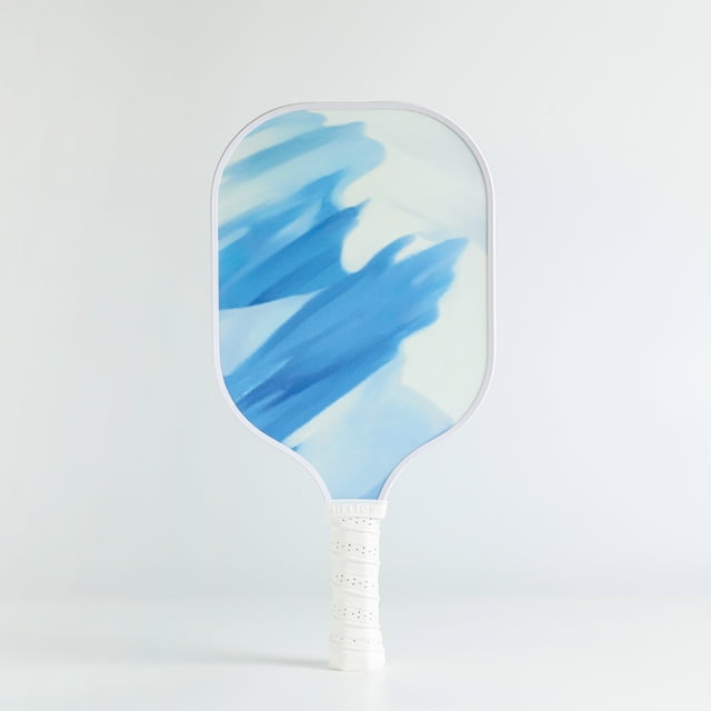 La Palette de Pickleball Khione Pro - Midi par Helios Pickleball, Conçue pour les Joueurs Débutants à Intermédiaires, Présente une surface en Fibre de Verre Renforcée G2P avec une Finition amp-grit et un Noyau en Polypropylène Alvéolé Réactif. la Palette Présente un design Bleu et Blanc Inspiré des Montagnes Enneigées, un Pare-Bord à Double Facette, et une Conception Légère de 8 oz pour la Maniabilité. les Dimensions Sont de 15,7 Pouces de Longueur et 7,9 Pouces de Largeur, avec une Poignée pro-grip Énergisée de 5 Pouces pour