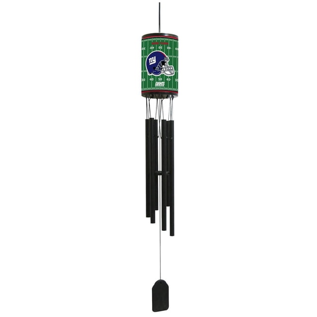 NFL Field Wind Chime New York Giants avec un Dessus Cylindrique de 30,5 Pouces Présentant un Motif de Terrain de football Vert, le logo du Casque d'Équipe et le Nom. Il Comprend six tubes en Aluminium Noir Mat et un Capteur de Vent en Plastique Noir, Résistant aux Intempéries pour la Décoration de patio et de Jardin Extérieurs Ou Intérieurs.