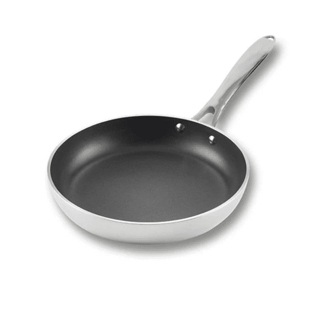 Lagostina Ambiente Poêle Antiadhésive de 20 cm L853040120 Vue Centrée d'Une Poêle de 20 cm avec Revêtement Antiadhésif Multi-Couches (Sans PFOA), Corps de Calibre Lourd Résistant au Gauchissement, Poignée en Acier Inoxydable Coulé Commerciale Rivetée de Façon Permanente, base Rayonnante de Chaleur et Entretien Lavage à la Main. Utilisée Souvent pour Sauter, omelettes Ou Réchauffer de Petites portions.