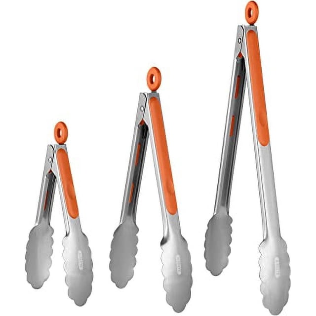 Ensemble de Trois Pinces de Cuisine U-Taste de Tailles 7, 9 et 12 Pouces, Dotées d'Une construction en Acier Inoxydable 18/8 avec des Poignées en silicone orange Sans BPA et des Pointes Festonnées Résistantes à la Chaleur. les Pinces Comprennent un Mécanisme de Verrouillage Fluide et Sont Conçues pour des Tâches comme le Gril, le Service et la Cuisson. Va au Lave-Vaisselle avec un Anneau de Suspension pour un Rangement Facile.