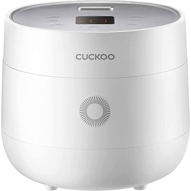 CUCKOO Cuiseur à Riz Micom de 6 Tasses en Blanc avec design Moderne Arrondi, Panneau de Commande Numérique sur le Dessus Affichant des modes de Cuisson Préréglés et une Minuterie, Poignée Argentée sur le Couvercle, et logo CUCKOO à l'Avant, avec une Casserole Intérieure Antiadhésive, Maintien au Chaud Automatique et Minuterie Préréglée pour une Cuisson Polyvalente du Riz et des Repas.