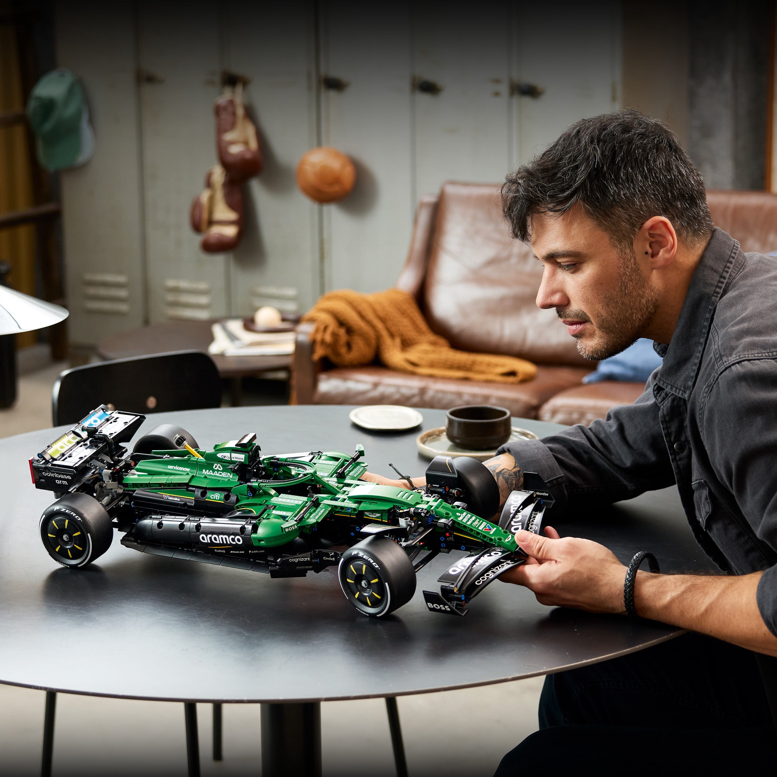 LEGO Technic La Voiture de F1 Aston Martin Aramco AMR25 42240