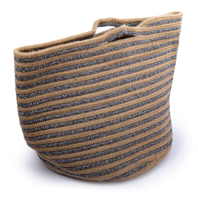 Truu Design Panier de Rangement Décoratif en Corde avec Poignées Présentant des Rayures Horizontales en Corde de Coton beige Naturel et Gris Foncé en Forme Rectangulaire Arrondie. Il Mesure 17,75 Pouces de long, 14,25 Pouces de Haut et 14,74 Pouces de Large avec des Poignées Ergonomiques pour un Transport Facile. Convient comme Organisateur de Rangement à la Maison pour Couvertures, Jouets Ou magazines, Son Matériau en Coton Texturé Complète des Intérieurs Rustiques et Contemporains.
