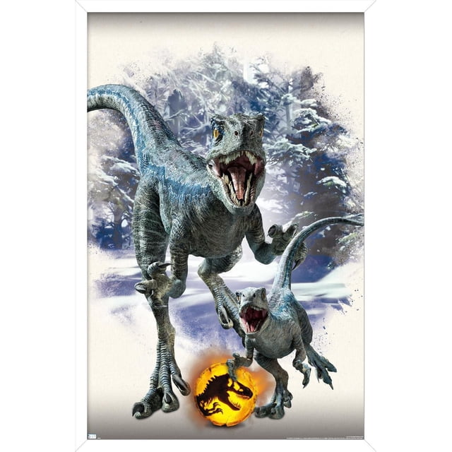 Monde Jurassique : Dominion - Affiche Murale Bleue et Bêta Focale, 14,725 Po x 22,375 Po Encadrée Représente Deux Vélociraptors Bleus, un Adulte et un Juvénile, avec des Bouches Ouvertes Montrant des Dents dans un Fond de Forêt Enneigée, Debout au-Dessus d'Un logo Monde Jurassique orange Lumineux, Idéal pour la Décoration Murale de Chambre Ou de Bureau.