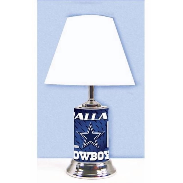 NFL Dallas Cowboys Table Lampe avec Abat-Jour Conique Blanc et base en Métal Satiné Enveloppée de Graphiques Bleus Dallas Cowboys et du logo Étoile, Hauteur de 18 1/2 Pouces, Idéale pour les Grottes de Fans, les Bureaux Ou les Chambres à Thème.
