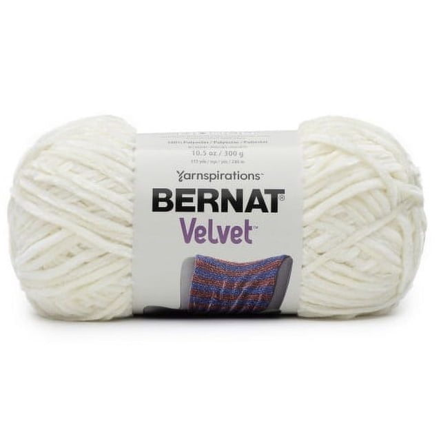 Bernat® Velvet™ Fil, Polyester #5 Volumineux, 10.5oz/300g, 315 Yards, Écheveau de Fil Volumineux Blanc à texture Veloutée Douce et Brillance Subtile, Enveloppé avec Étiquette Indiquant la Marque et le Nom du Produit, Convient aux Projets de Tricot et de crochet comme les Couvertures et les Oreillers, Souvent Utilisé pour des Créations Artisanales Douillettes.