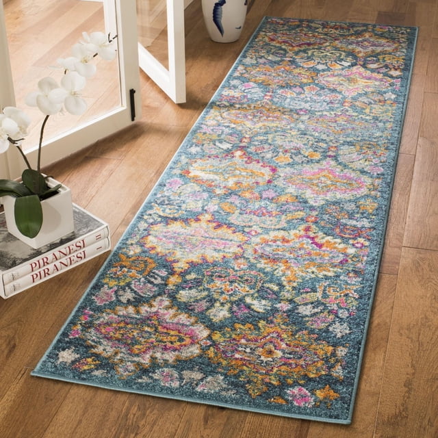 SAFAVIEH Madison Britton Tapis Coureur Géométrique Floral en Mélange de Polypropylène durable Présentant un Motif Floral Géométrique dans des Tons Bleu, Rose, orange et Jaune sur un Plancher de Bois Franc Clair Près d'Une Orchidée Blanche et d'Une Porte en Verre, Idéal pour la Déco Maison Moderne Transitionnelle et Adapté aux Zones à Fort Passage.