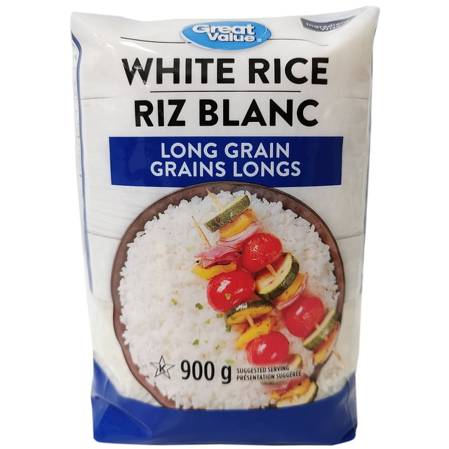 Great Value Riz Blanc à Grains Longs Sac de 900 g avec Emballage avant Montrant du Riz Blanc Cuit Servi avec des Brochettes de Légumes de Tomates Cerises, de Courgettes et de Poivrons Jaunes, Convient à une Préparation de Repas Rapide et Polyvalente.