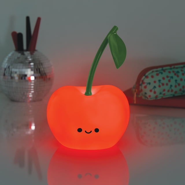Merkury Innovations Veilleuse DEL Cerise Joyeuse en Blanc Froid, en Forme de Cerise Rouge avec Tige et Feuille Vertes, Présentant un Visage Souriant, Debout 5 Pouces de Haut sur une surface Réfléchissante, à Piles avec Commandes à Robinet, Convient à un Éclairage Intérieur Doux et à Créer une ambiance Apaisante.