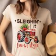 thumbnail image 4 of Chandail Style Ferme « Sleighin' It » / T-Shirt de Noël Country Tracteur Rouge, Gris Chiné Foncé, Taille TG, 4 of 6