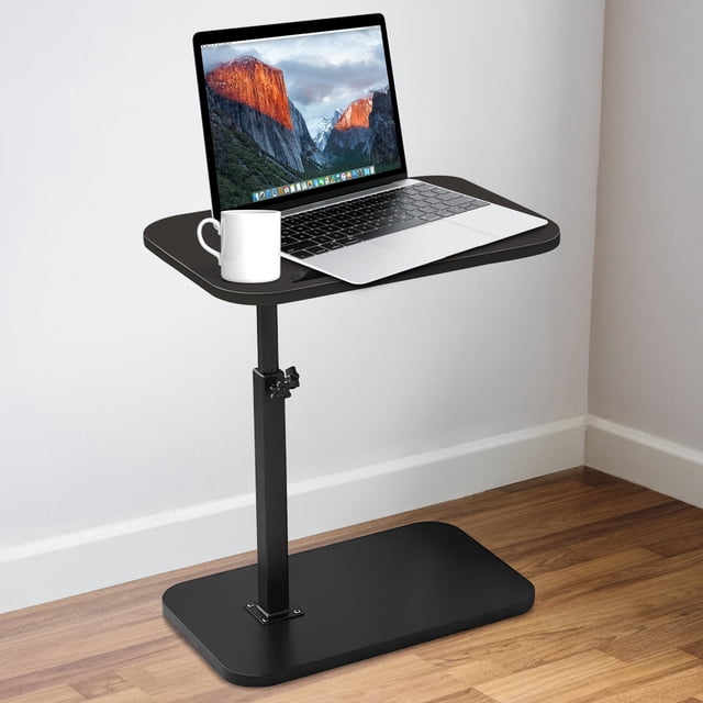 ZYNERY table d'Appoint en Bois en Forme de C 30x45x45-80 cm en Noir avec base Piédestal à Hauteur Réglable et Plateau Pivotant à 360° Le design à Dessus Rabattable Permet des angles Personnalisables, le Rendant Idéal pour une Utilisation comme table à Café Ou à Collation à Côté d'Un sofa Ou d'Un Lit. Le Plateau en Bois d'Ingénierie Est Soutenu par un Cadre en Acier Robuste, et le design compact Se Glisse Facilement sous les Meubles. Présenté dans un Cadre Intérieur Moderne avec un Portable et une Tasse à Café sur le