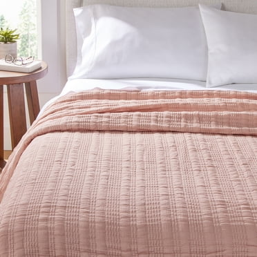 Better Homes & Gardens Cotton Blend Matelassé Blush Double/Queen Blanket, 1 Piece