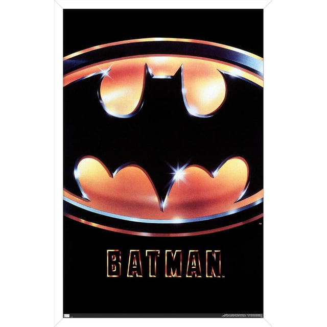 DC Comics Film Batman (1989) - Affiche Murale à Logo sur une Feuille Mettant en Vedette un Emblème de Chauve-Souris Noire Centré au Sein d'Un Ovale orange Lumineux avec des Bords Argentés Métalliques sur un Fond Noir, avec Batman en Lettres orange et Noires Audacieuses en Dessous, Imprimée sur Papier d'Affiche Lustré, Convenant à l'Art Mural et à la Déco de Pièce.