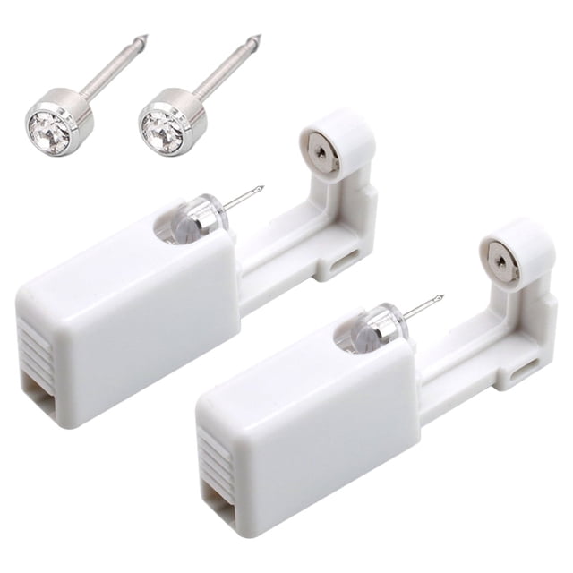 Yeacher Outil d'Auto-percement d'Oreille Blanc Kit d'Auto-percement Perceuse d'Oreille Jetable avec Clous d'Oreille. l'Image Montre Deux Outils de Perçage d'Oreille Jetables Blancs en Plastique et Métal, Chacun Équipé d'Une Aiguille Tranchante et d'Un Mécanisme Transparent pour un Fonctionnement Précis. Deux Clous d'Oreille Argentés avec des Pierres Précieuses Transparentes Sont Également Inclus, Conçus pour un Auto-percement Hygiénique et Facile. Convient à un Usage Personnel avec un design Jetable pour Prévenir les Infections Croisées.