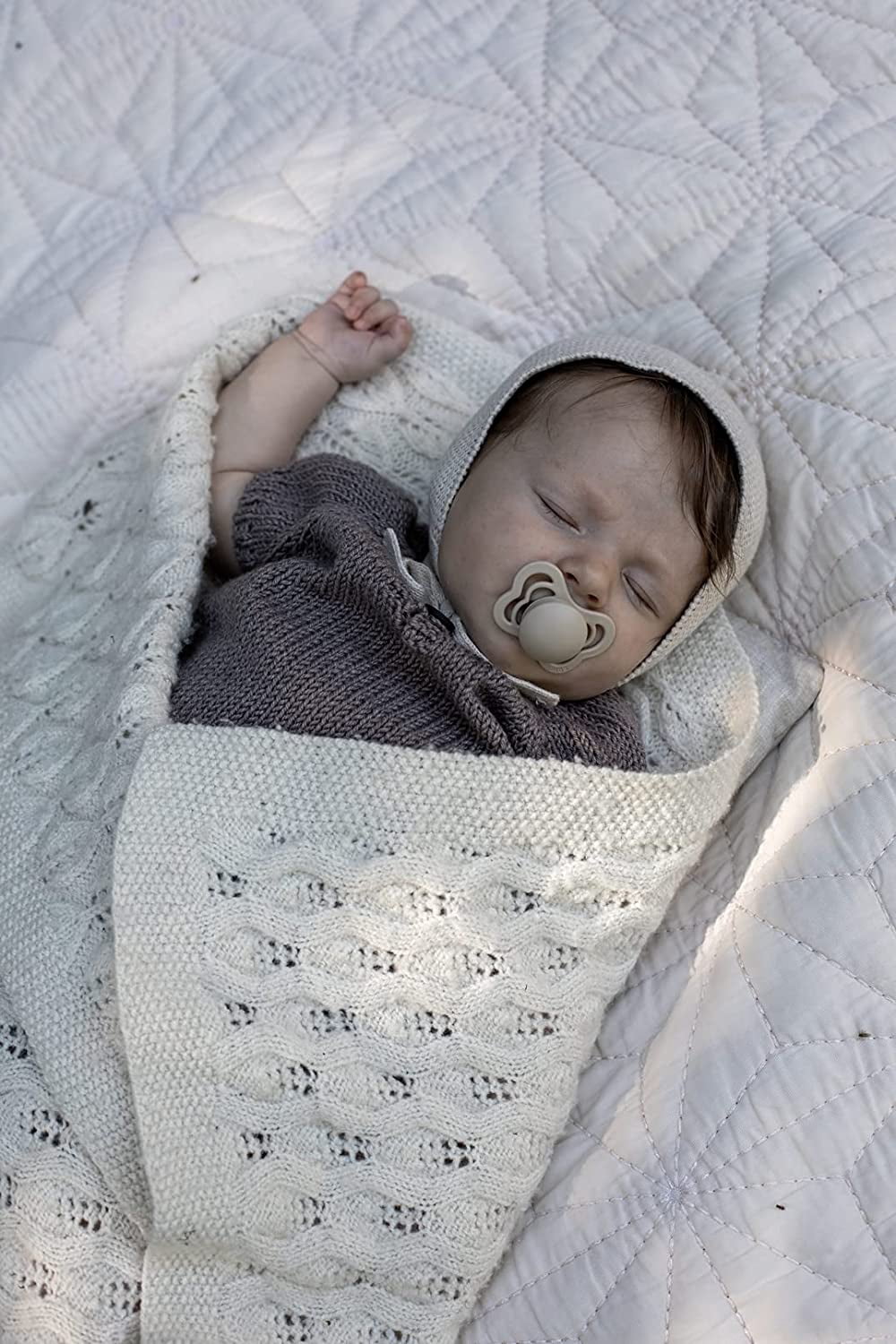 Sucettes BIBS – Couture | Sucette à Tétine Orthodontique | Sucette en Caoutchouc Naturel Sans BPA | Fabriqué au Danemark | Ensemble de 2 Sucettes (0-6 Mois)