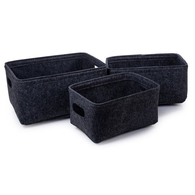 Truu Design Ensemble de Bacs de Rangement Décoratifs en Feutre avec Trois Bacs Rectangulaires en Feutre Charbon Foncé avec Poignées Découpées, Format 12 par 16 Pouces, Disposés en Quinconce sur Fond Blanc, Convient aux Organisateurs de Garde-Robe et au Rangement à la Maison; Aussi Souvent Utilisé comme Porte-Revues Stylés Ou Supports d'Essentiels Ménagers.