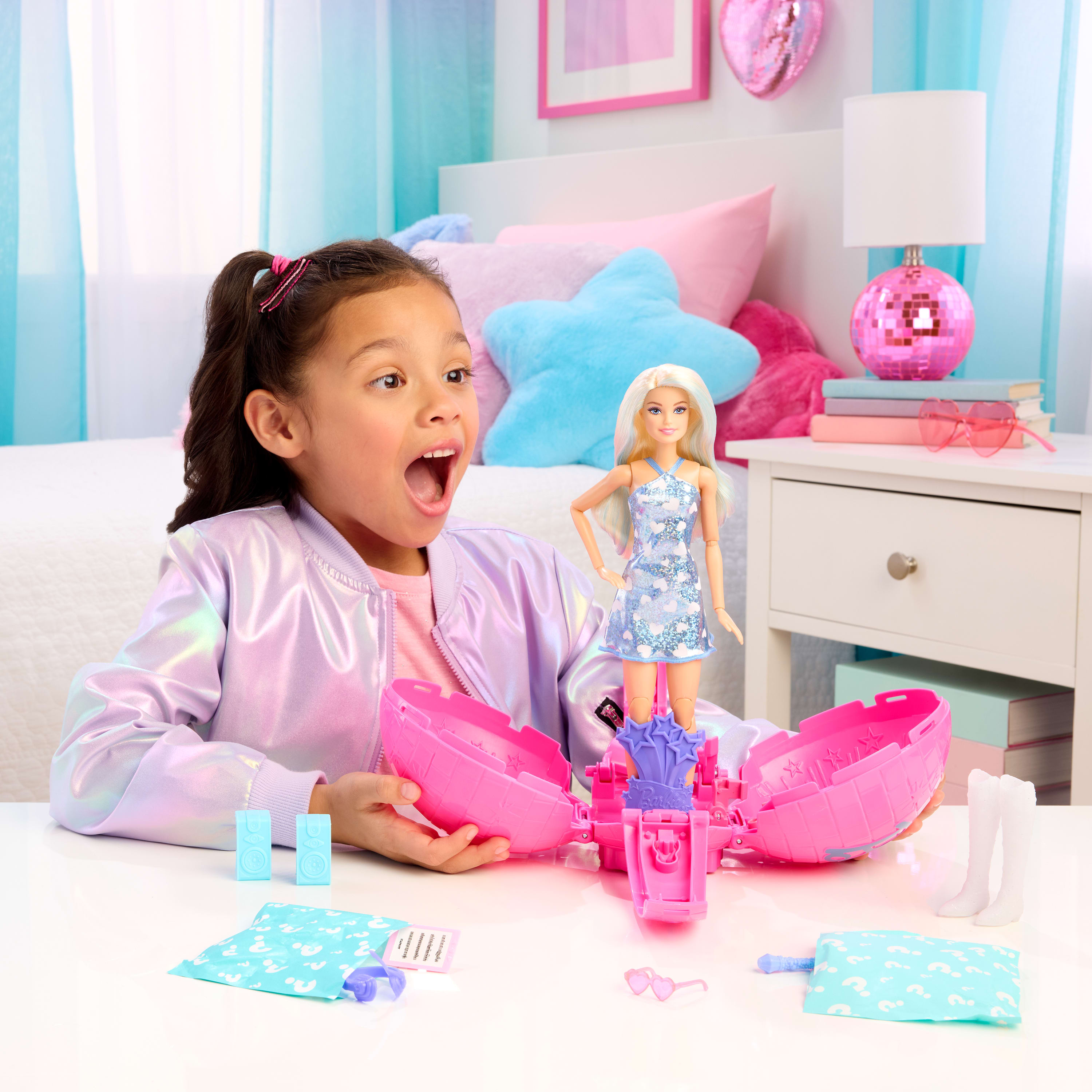 Barbie Team Roll and Reveal Poupée et accessoires Barbie Vedette pop, poupée mode blonde, 8 surprises et boîtier en forme de boule disco