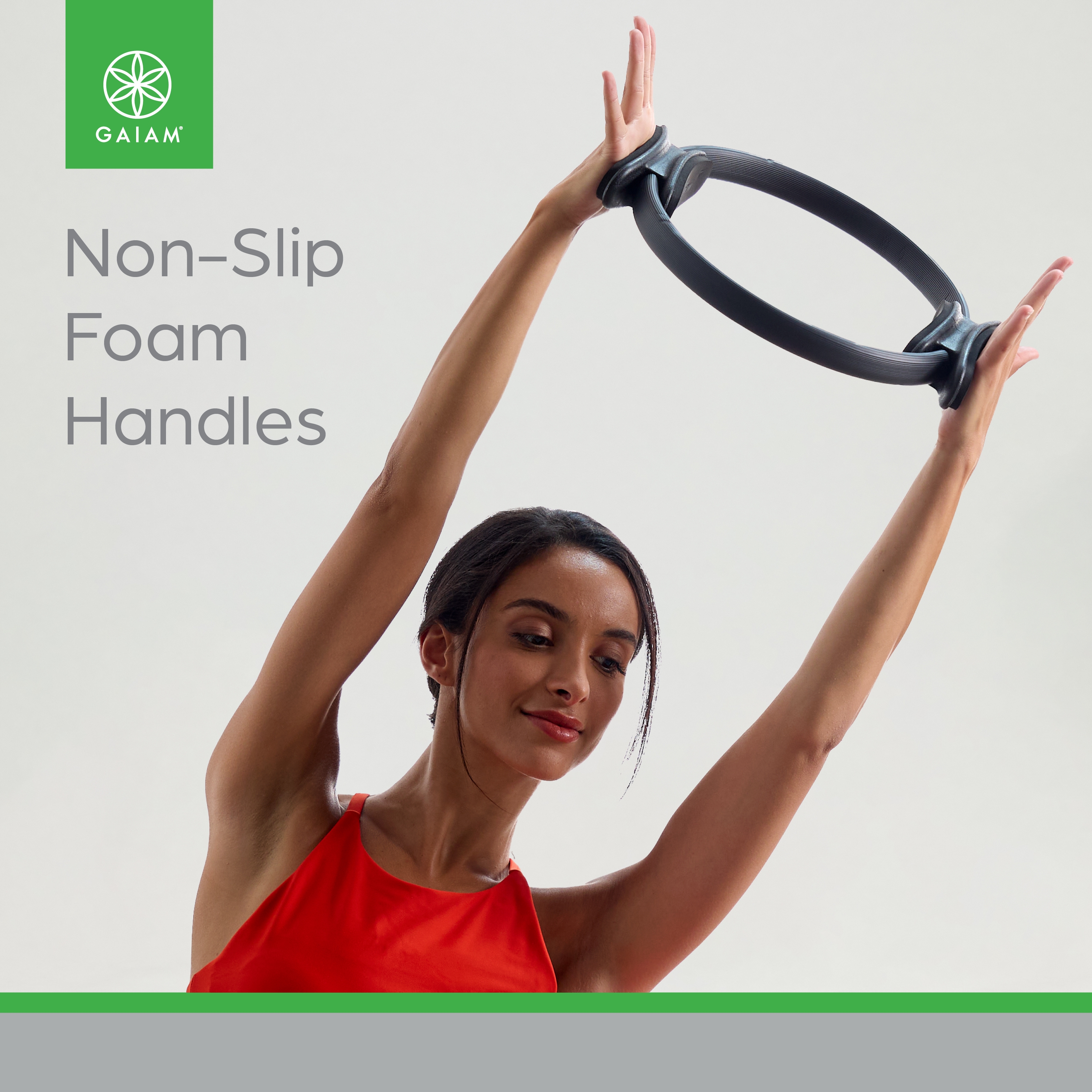 Anneau de Pilates essentiel Gaiam 30 cm (noir) - Léger, durable, poignées rembourrées en mousse, équipement d'exercice flexible pour tonifier les bras, les cuisses, les jambes et les abdominaux.