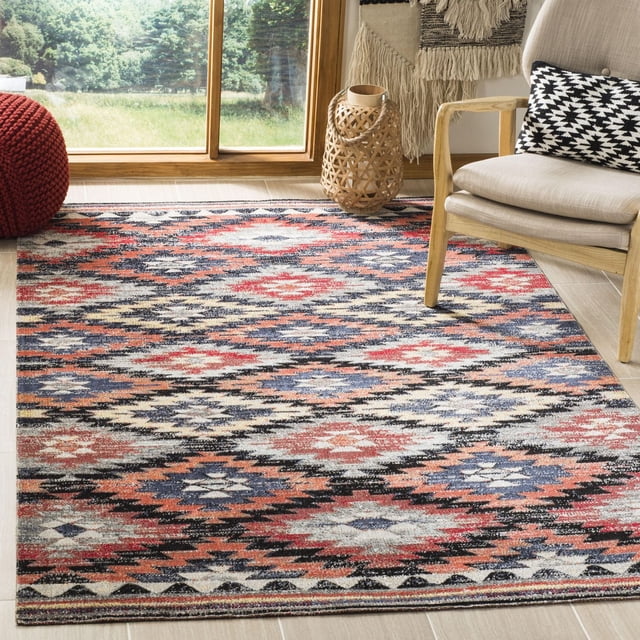 SAFAVIEH Montage Clarissa Tapis Géométrique Intérieur/extérieur avec un Motif Géométrique Multicolore en Rouge, Bleu Marine, beige et Noir, Tissé Mécaniquement à Partir de Fils Synthétiques Durables, Montré sur un Plancher de Bois Clair à Côté d'Un Fauteuil beige avec un Coussin Géométrique Noir et Blanc, une Lanterne Tissée et un pouf Tricoté Rouge Près d'Une Fenêtre Surplombant la Verdure, Idéal pour les Espaces Intérieurs et Extérieurs.