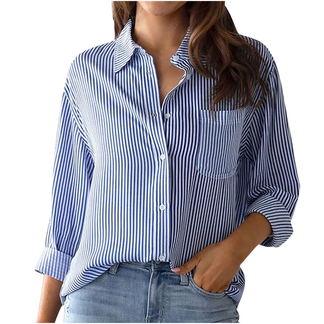 Chemisiers T-Shirts Décontractés pour Femmes à Manches Longues avec Col Rabattu et Boutons Imprimés, Motif à Rayures Verticales Bleu et Blanc. le Chemisier Présente un Col Rabattu, une Fermeture à Boutons, des Manches Longues et une Poche Poitrine Simple. Fabriqué en polyester Léger, Il Offre un design Décontracté et Stylé, Convient au Port Quotidien, au Travail Ou aux Sorties Décontractées en Automne, en Hiver et au Printemps. Montré Assorti à des jeans Bleu Pâle.