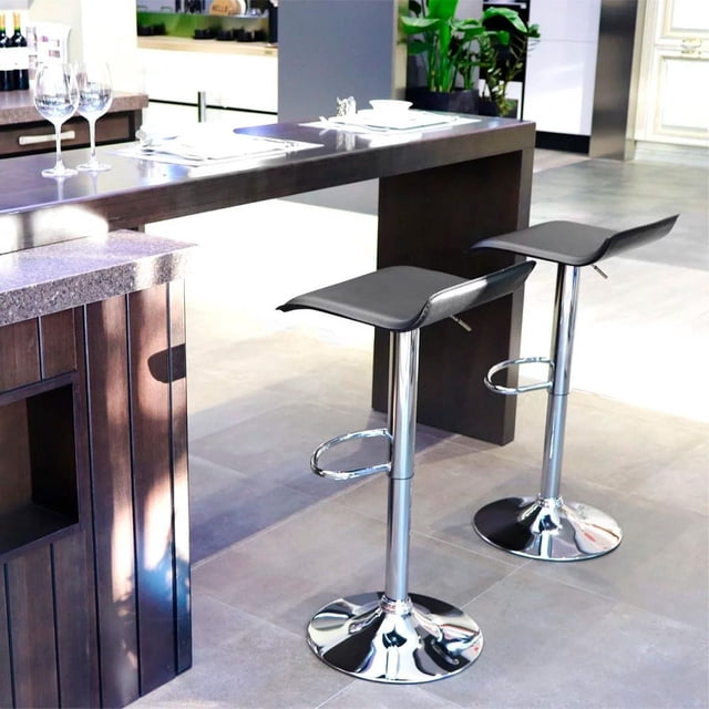 Heavenly Collection Ensemble de 6 Tabourets Réglables avec Deux Tabourets Sans Dossier Comprenant des Sièges en Similicuir Noir et des bases Piédestal en Acier Inoxydable Chromé avec Repose-Pieds, Hauteur Réglable, Placés à Côté d'Un Îlot de Cuisine en Bois Foncé dans une Cuisine Moderne, Idéal pour la Maison Ou un Usage commercial.