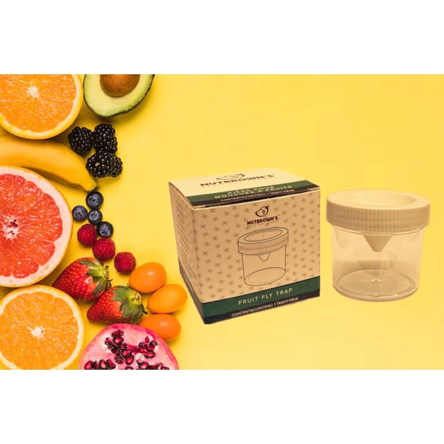 Fruit Fly de Nutbrown, une solution de Lutte Antiparasitaire Réutilisable et Efficace, Montrée avec Son Emballage et un Piège Entonnoir en Plastique Transparent. le Piège Présente une Conception Brevetée avec une Ouverture Optimale de 1/8 Po pour une Efficacité Maximale. l'Image Comprend une Variété de fruits comme des oranges, des Fraises et des Avocats, Suggérant des options d'Appâts comme du Vinaigre de Cidre de Pomme, du Vin Ou du Jus de fruits. Recommandé pour une Utilisation Intérieure, le Piège compact Est Facile à Installer et à Surveiller. l'App