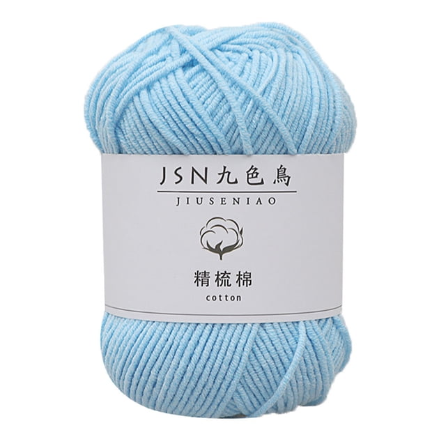 SMihono Coton Lait 4 Brins Baby Line Fil de Coton, 1 Pce Montrée de Couleur Bleu Pâle. le Fil Est Bien Enroulé et Présente une texture Douce Convenant aux Projets de Tricot et de crochet à la Main comme les Écharpes, les Tuques et les Gants. l'Étiquette Affiche la Marque et les Détails du Matériau en Coton.