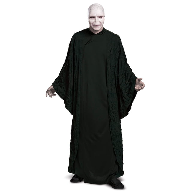 Costume de Luxe Harry Potter Voldemort pour Adulte, Vue Centrée Orientée vers l'Avant d'Un combo Robe-Manteau Noir 100 % polyester avec Attache Auto-Agrippante à l'Arrière du Cou et silhouette Décontractée, plus un Masque Intégral Voldemort Moulé en Plastique avec Bande Élastique; Fond de studio Uni, Convient pour l'Halloween, le cosplay Ou la Scène.