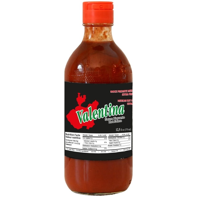 Valentina Sauce Noire Extra Piquante Bouteille de 370 ml avec Sauce Rouge Foncée, Étiquette Noire Présentant le logo Valentina Vert et Blanc et le Graphique de Piment Rouge, Panneau de Données Nutritionnelles et Bouchon à Rabat Rouge, Sauce Mexicaine Authentique Convenant pour Ajouter une Saveur Extra Épicée aux Repas et Souvent Utilisée comme condiment pour tacos et Plats Grillés.