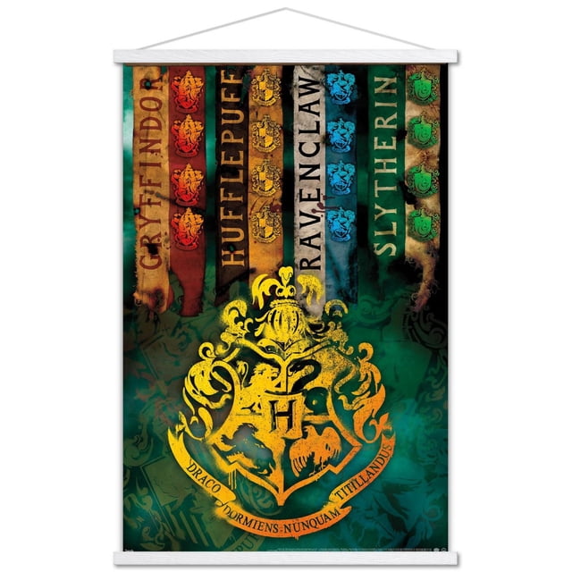 Le Monde des Sorciers : Harry Potter - Affiche Murale d'Écussons de Maison, 14,725 Pouces x 22,375 Pouces Présentant des Bannières Verticales de Gryffondor, Hufflepuff, Ravenclaw et Slytherin houses avec Leurs Écussons en Rouge, Jaune, Bleu et Vert au-Dessus d'Un Grand Écusson Jaune de Poudlard avec la Devise Draco Dormiens Nunquam Titillandus sur un Fond Texturé Vert Foncé, Imprimée sur Papier d'Affiche