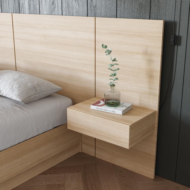 Nexera Milano Panneau d'Extension de Table de Nuit Flottante en Fini Chêne Naturel avec Tiroir Flottant Intégré Monté sur un Panneau de Tête de Lit Assorti, Exposé à Côté d'Un Lit avec un Oreiller Gris, Présentant un vase en Verre avec une Branche d'Eucalyptus Reposant sur un Livre Intitulé « the Old Man and the Sea ».