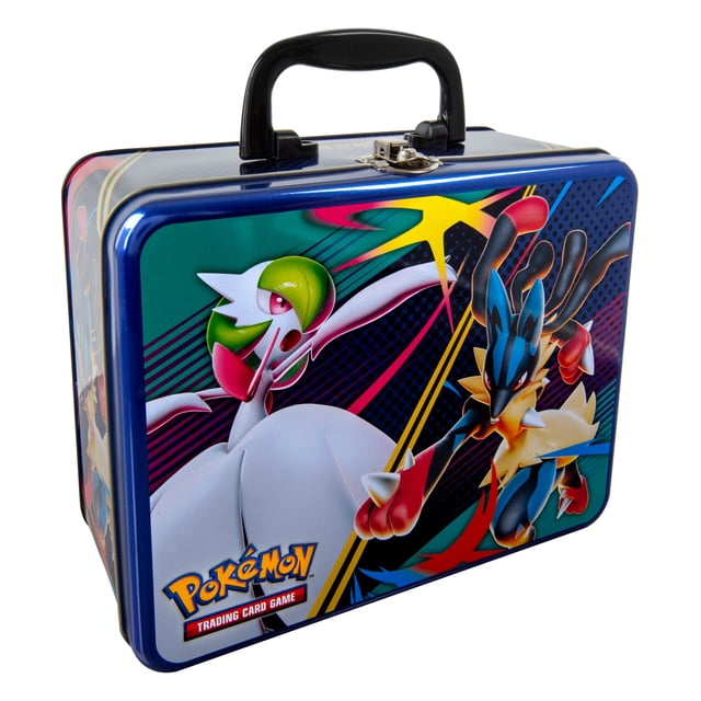 Pokémon Pokemon JCC : Coffre de Collection (Automne 2025) Boîte Métallique de Collection avec Poignée Noire et Loquet, Présentant des Oeuvres Colorées Gardevoir et Lucario, Conçue pour le Rangement et l'Exposition de Cartes à Collectionner, Marquée du logo du Jeu de Cartes à Collectionner Pokémon.