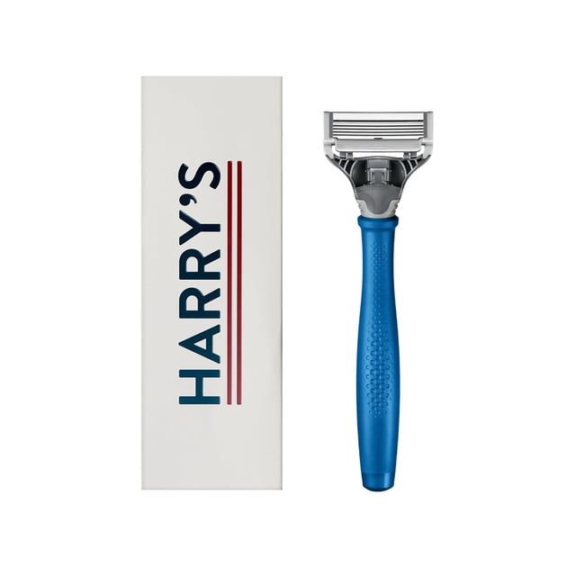 Harry's Razor pour Hommes - Manche Razor et Cartouche de Lame - Coffret-Cadeau de Rasage pour Lui - Bleu Indigo. l'Image Présente une Poignée Razor Bleu Indigo avec une Prise Texturée et une Cartouche à Cinq Lames, Incluant une Tondeuse de Précision et une Bande Lubrifiante pour un Rasage en Douceur. le Razor Est Assorti à Son Emballage Harry's de Marque, Soulignant Son design et Sa Fonctionnalité de Qualité Supérieure. Idéal pour le Rasage du Visage, Cet Ensemble Comprend une Recharge de Lame Conçue en Allemagne et une Poignée Lestée pour un Contrôle Accru