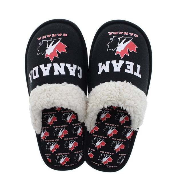 Hockey Canada Pantoufle pour Garçons en Noir, avec le logo de Hockey Canada et le Texte « Team Canada » sur la Tige. Les Pantoufles Ont une Douce Doublure en Molleton Blanc et une Semelle Intérieure à Motifs avec des logos de Hockey Canada Répétés. Offertes en Tailles 9/10 à 6, Conçues pour les Garçons.