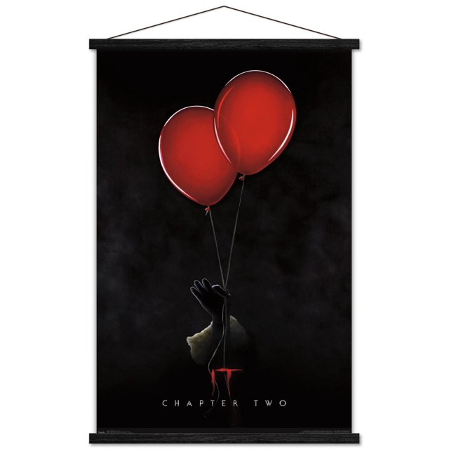IT : Chapitre 2 - Affiche Murale Teaser One Sheet, 22,375 Pouces x 34 Pouces Montrant Deux Ballons Rouge Vif Tenus par une Main Gantée Noire avec une Manchette Duveteuse Blanche sur un Fond Sombre, avec Texte « IT Chapitre Deux » Ci-Dessous, Idéal pour l'Art Mural et la Déco Maison, Souvent Utilisé pour Ajouter une Touche Audacieuse aux Chambres Ou aux Bureaux.