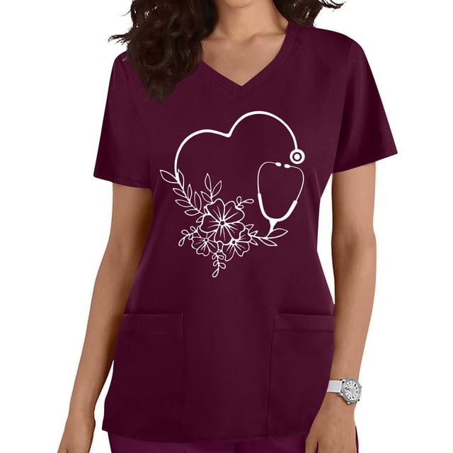 SuoKom Sarraus pour Femmes Vêtements de Travail Haut à Col en V en Matière Extensible Douce avec Manches Courtes. le Haut Est Montré en Couleur Bourgogne Profond avec un Motif floral Blanc et un Graphique de Stéthoscope à l'Avant. les Caractéristiques Incluent un Col en V, Deux Poches avant et une Coupe Décontractée. Fait de 95 % polyester et 5 % Élasthanne, Il Est Léger et Respirant, Convient au Port Quotidien Ou au Travail. le Modèle Porte le Haut Assorti à un Pantalon Bourgogne Assorti.