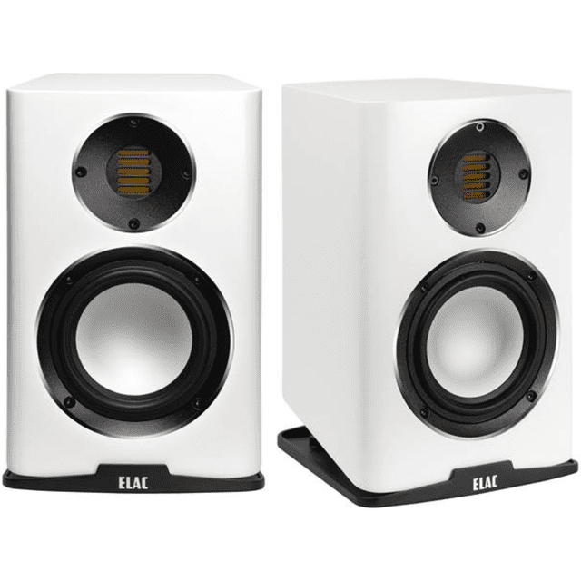 ELAC Carina Haut-Parleur d'Étagère BS243.4-SW (Paire) en Fini Blanc, Conçu pour les Installations audio à Domicile. Ces Haut-Parleurs Dotés d'Un tweeter JET pour une Clarté Sonore Précise et d'Un Caisson de Basses Conique en Aluminium Propriétaire pour un audio Profond et Dynamique. Affichés Côte à Côte, Ils Mettent en Valeur un design Moderne et Minimaliste Idéal pour Améliorer les Systèmes de Cinéma Maison Ou de Musique.