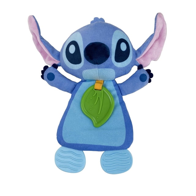 Stitch Couverture de Dentition avec un Personnage Stitch Bleu en Peluche Orienté vers l'Avant Présentant de Grandes Oreilles Doublées de Rose, un Ventre Bleu Pâle et un Anneau de Dentition Vert Sans BPA en Forme de Feuille Fixé par une Boucle Jaune, Conçu pour Apaiser les Gencives des Bébés et Divertir pendant la Poussette, le Siège d'Auto Ou l'Heure de la Sieste.