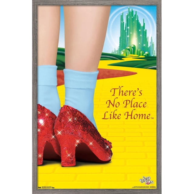 Le Magicien d'Oz - Affiche Murale « No Place Like Home », 22,375 Po x 34 Po Représentant des Jambes en Chaussettes Bleu Pâle Portant des Talons Pailletés Rouges Étincelants sur une Route de Briques Jaunes Menant à une Ville Émeraude Verte Lumineuse sous un Ciel Bleu, avec la phrase « There's No Place Like Home » en Écriture Rouge, Convient à la Déco de la Maison Ou à la Décoration de Fêtes à Thème.