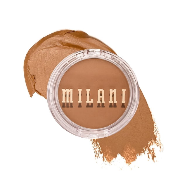 Milani - Cheek Kiss Poudre Bronzante Crème dans un Contenant Rond Transparent avec le Nom de la Marque sur le Couvercle, Montré avec une Nuance Lisse de Poudre Bronzante Crème Brun Moyen sur Fond Blanc, Idéal pour un Contour des Joues Léger et Modulable et un Éclat Naturel.