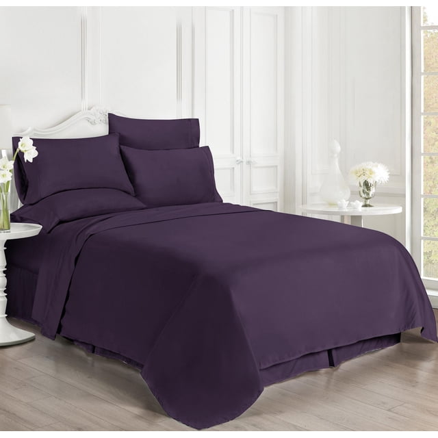 Ensemble de Draps en Microfibre avec Taies d'Oreiller Bonus en Violet Foncé sur un Lit Fait avec Tête de Lit Ornée Blanche, Incluant des Draps Plats et Ajustés plus Quatre Taies d'Oreiller, Fabriqué à Partir de Tissu en Microfibre Double Brossage Résistant aux Plis dans une Chambre Éclatante avec Murs à Panneaux Blancs et Plancher de Bois Clair, Convient pour un Entretien Facile et le Confort.