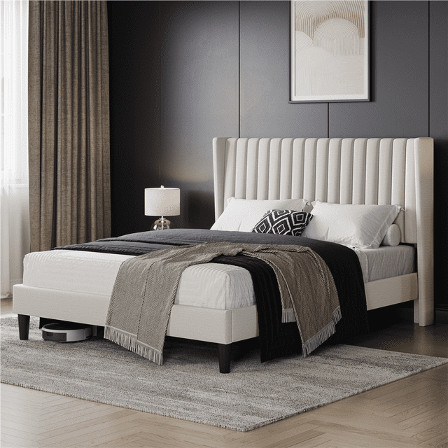 Yaheetech Lit Plateforme Rembourré en Tissu avec Tête de Lit Capitonnée à Canaux, Grand Lit, Beige. Ce Lit Plateforme Présente une Tête de Lit Rembourrée Ailée avec Capitonnage à Canaux Verticaux, Tissu en Lin Doux et Lattes de Bois Robustes pour un Soutien Fiable du Matelas. Idéal pour une Déco de Chambre Moderne Ou Minimaliste, Il Est Exposé dans un Cadre Neutre avec un Tapis Gris, une Lampe de Chevet et des Ameublements Complémentaires.