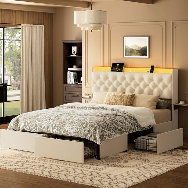 GUNAITO Cadre de Lit Format Grand avec 4 Tiroirs de Rangement, Rembourré en Velours beige, Doté d'Une Tête de Lit Moderne à Ailes avec Lumières DEL RVB Intégrées et ports USB. le Lit Comprend une Tablette de Rangement sur la Tête de Lit pour Appareils et Essentiels, et Quatre Tiroirs sous le Lit avec Poulies pour un Rangement Organisé. Exposé dans un Cadre de Chambre Douillet avec Éclairage Chaud et Décor Moderne.