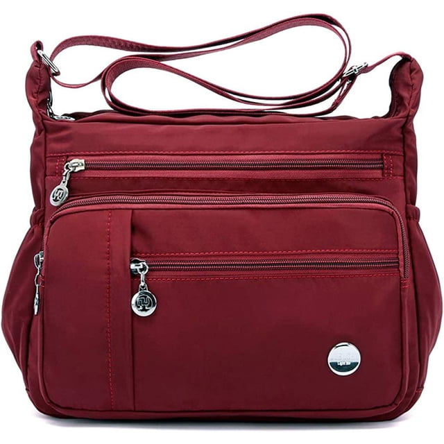 Sac à Bandoulière pour Femmes Spacieux à Multiples Poches, Sac Bandoulière pour Dames, Cabas Mode à Poignée Supérieure, Sac Cartable en nylon Rouge Foncé avec Multiples Compartiments Zippés. Comprend Deux Poches Latérales, Trois Poches Zippées à l'Avant, une Poche Arrière Zippée et des Compartiments Intérieurs pour un Rangement Organisé. Conçu avec une Sangle Ajustable pour une Utilisation Polyvalente comme Sac à Main, Sac à Bandoulière Ou Sac Bandoulière. Léger et Imperméable, Idéal pour les Voyages, les Courses Ou le Port Quotidien.