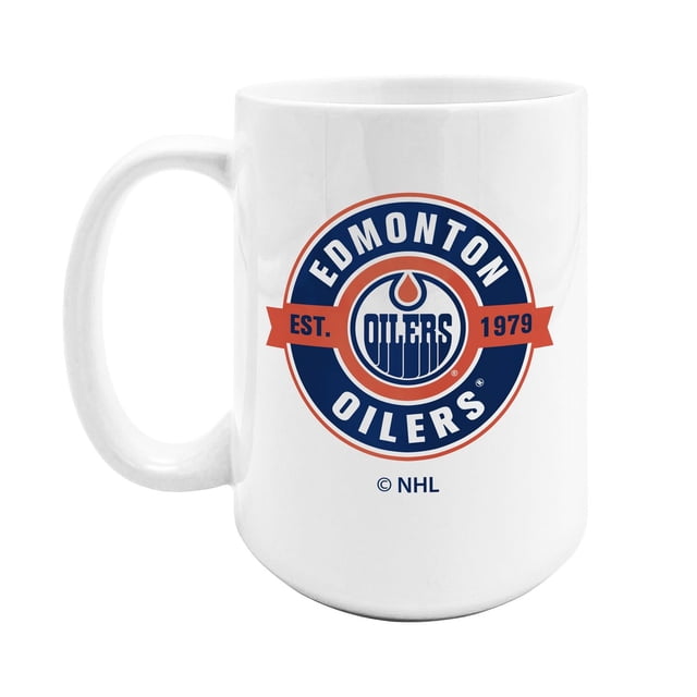 Officiellement Licencié LNH 15OZ Café Sublimé MUG Oilers d'Edmonton avec construction en Céramique Blanche et Grande Poignée, Présentant un logo Oilers d'Edmonton Bleu et orange. Durable et Résistant aux Éclats, Contient 15 Onces, Va au Micro-Ondes et au Lave-Vaisselle, Vaisselle de Boisson Idéale pour Café Ou Thé, et Convient comme Objet de Collection Ou Cadeau pour les Amateurs de hockey.