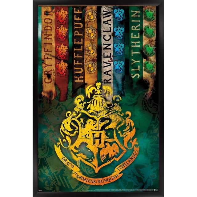 Le Monde des Sorciers : Harry Potter - Affiche Murale des Écussons de Maison, 14,725 Po x 22,375 Po Montre une Affiche Encadrée avec des Bannières Verticales pour les Maisons de Gryffondor, Hufflepuff, Ravenclaw et Slytherin dans Leurs Couleurs et Écussons signature, au-Dessus d'Un Grand Écusson Jaune de Poudlard avec la Devise Draco Dormiens Nunquam Titillandus sur un Fond Texturé Vert Foncé, Idéale pour Décorer